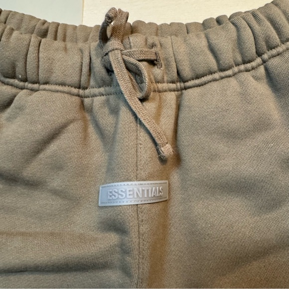 🤎 NWT fear of god essentials fog sweat shorts harvest brown medium 8 kids - Picture 3 of 5